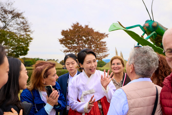 김혜경 여사, 오늘 불국사서 APEC 정상 배우자들과 친교