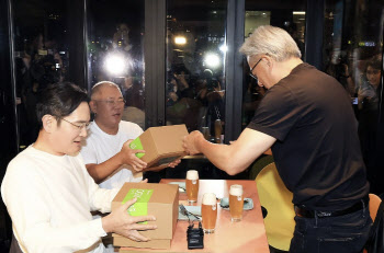 ‘치맥 회동’ 앞두고 이재용에 뜻밖의 '이 부탁' 건넨 젠슨 황