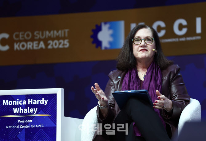 [포토]'토론 진행하는 모니카 하디 웨일리 APEC국가센터 회장'
