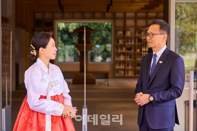 김혜경 여사, 국립경주박물관 관람…“지역 전체가 역사이자 문화”