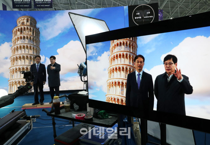 [포토] 콘텐츠 체험하는 이동환 고양특례시장