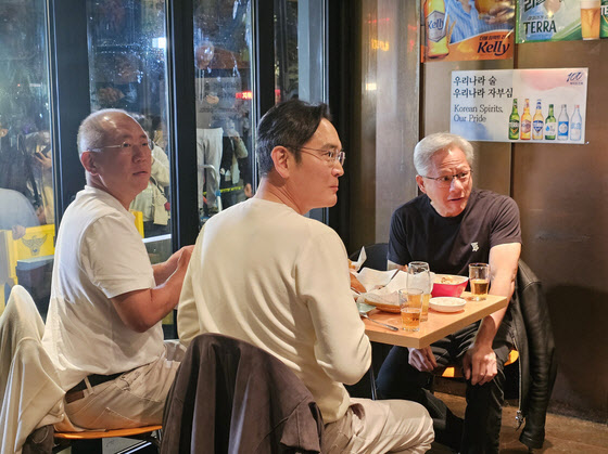 “나는 차, 이 아저씨는 폰 팔아” “갤럭시는요?”…정의선·이재용 농담