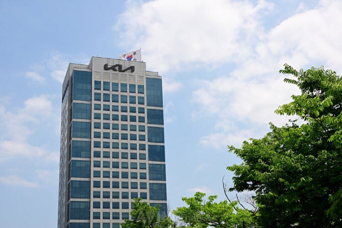 기아, 3Q 최대 매출에도 관세에 영업익 반토막…`4Q부터 반등`(종합)