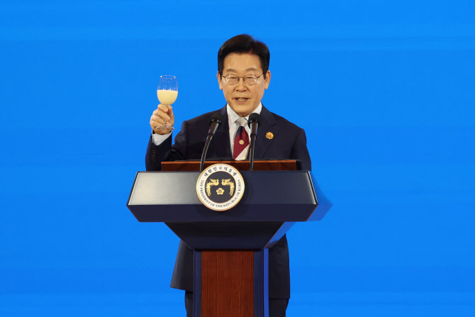 李대통령 “APEC, 평화와 연대의 선율 만들어야”