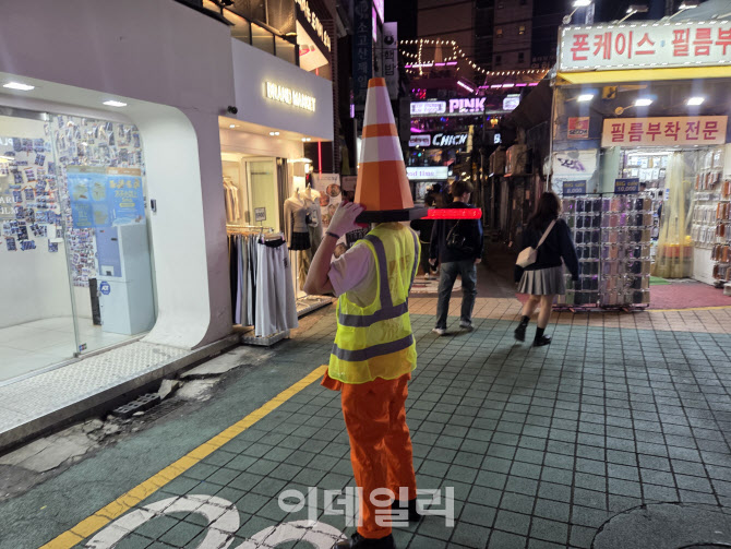10만 인파 몰린 `핼러윈 홍대`…이태원은 비교적 한산[르포]