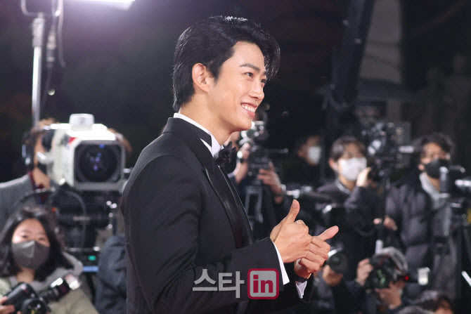 옥택연 "9년 열애' 연인과 내년 봄 결혼"…2PM 두번째 품절남[공식]