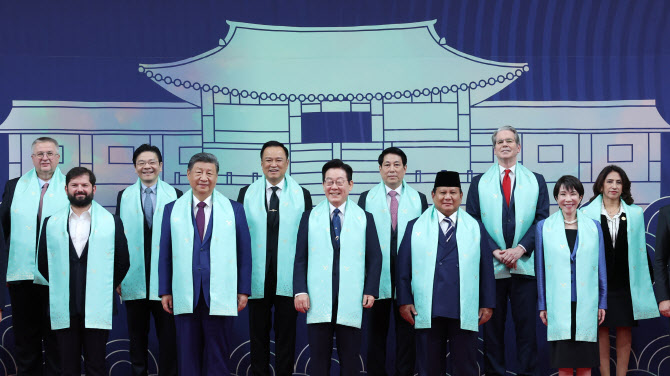 “옥색 숄로 장식한 APEC 정상들”…경주 폐막식 전통 의상 눈길