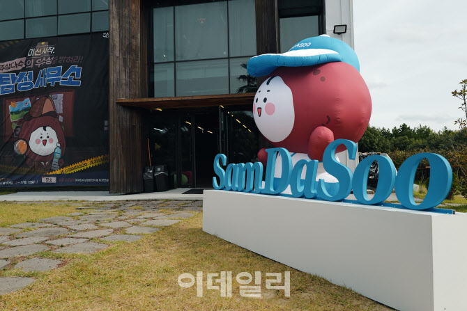 ‘커피·탄산수’ 이길 방안은…생수 1위 ‘제주삼다수’의 고민[르포]