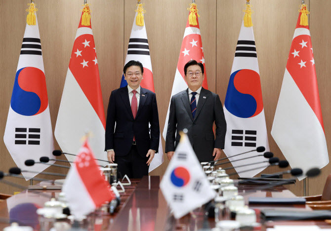 [속보] 李대통령 “싱가포르와 ‘전략적 동반자 관계 수립 뜻깊은 일”