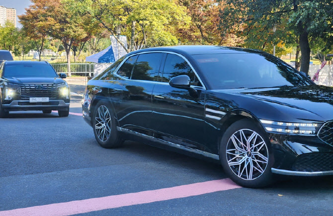 `대한민국 넘버원` 마이바흐 대신 제네시스 탔다