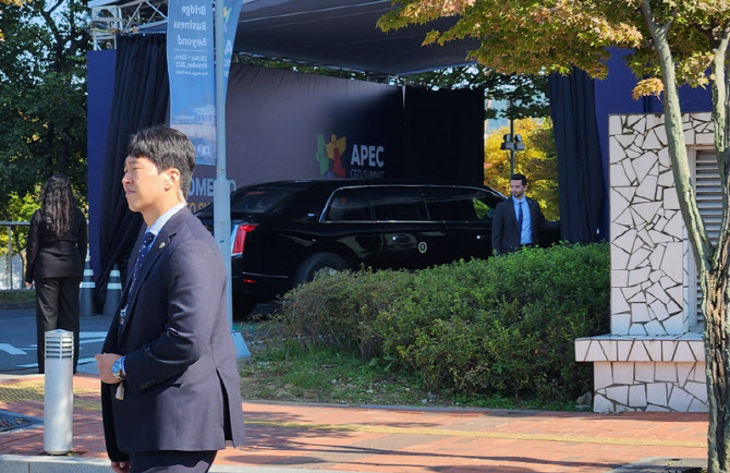 `대한민국 넘버원` 마이바흐 대신 제네시스 탔다