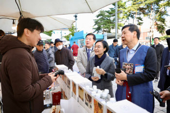 코리아 그랜드 페스티벌 찾은 구윤철·한성숙 "내수 활성화 노력"