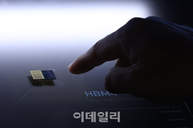 SK 이어 삼성도 HBM4 공급…내년 AI 메모리 판 바뀐다