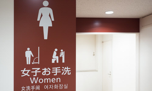 “공중화장실에 누가 살고 있어요”…50대 한국인 여성에 무슨 일이