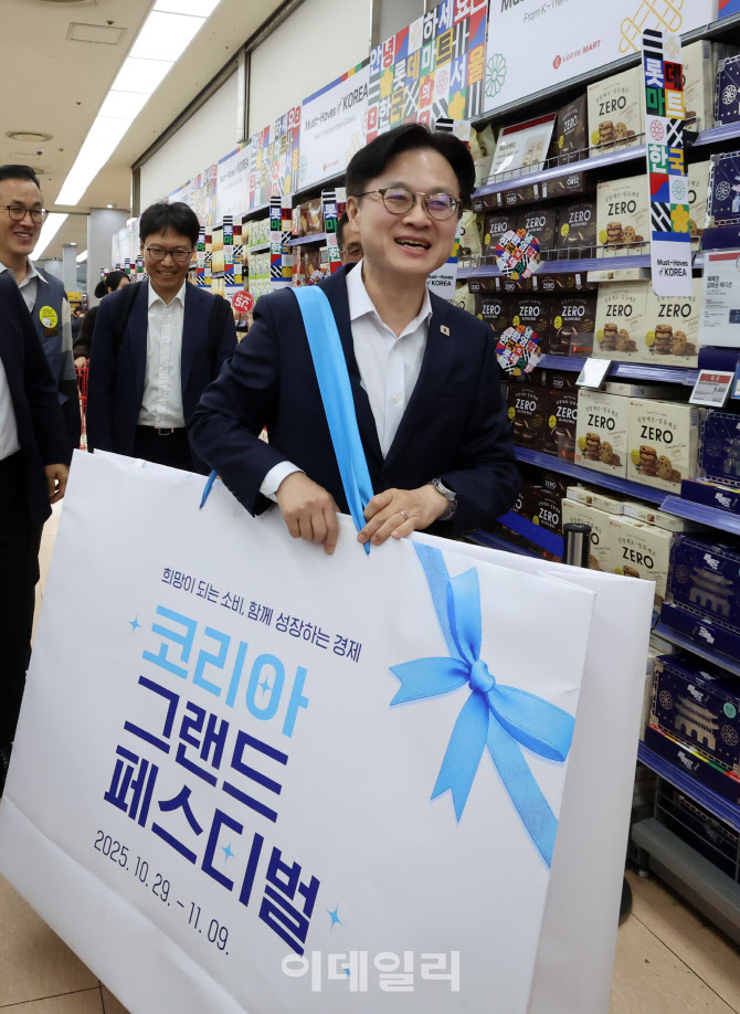 [포토]김정관 산업통상부 장관,  '코리아 그랜드 페스티벌' 홍보