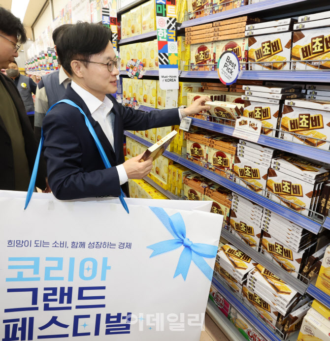 [포토] '코리아 그랜드 페스티벌' 쇼핑백 메고 장보는 김정관 산업통상부 장관