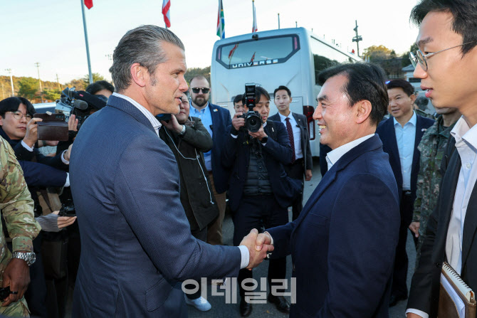 한미 국방장관, 8년 만에 JSA 공동 방문…SCM서 전작권·핵잠 논의할 듯