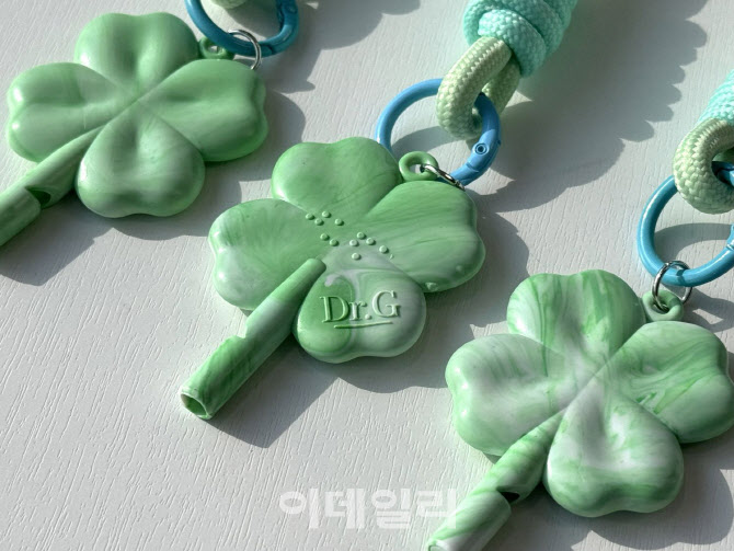 "화장품 공병이 호루라기로"…닥터지, 시각장애인 안전용품 기부