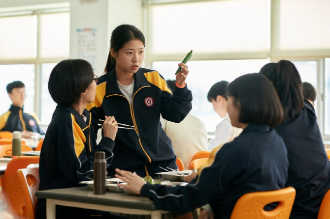7만 돌파 목전 '세계의 주인' 입소문 장기 흥행 시동…추가 스틸 大방출