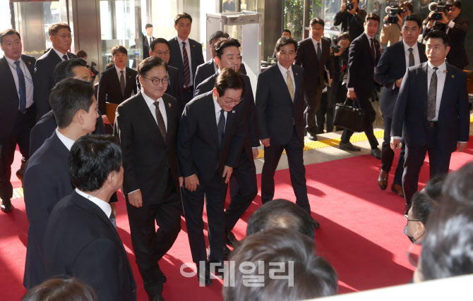 [포토]'국민의힘 의원들에 인사하는 이재명 대통령'