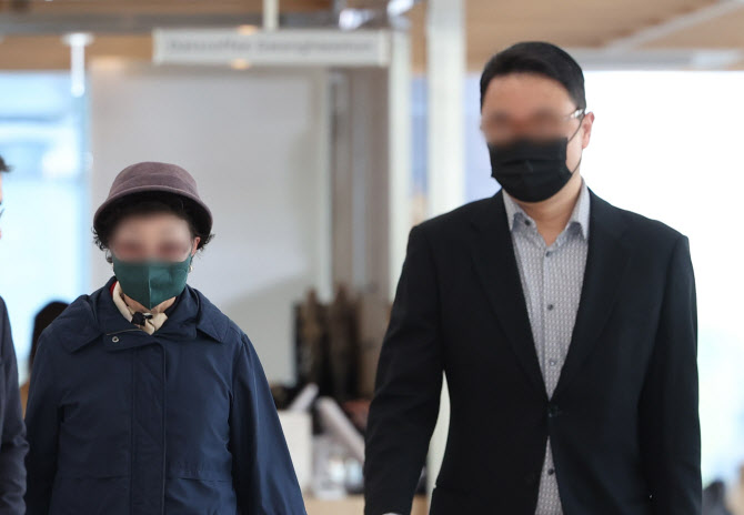 특검 출석한 김건희 모친·오빠…모든 질문에 '묵묵부답'