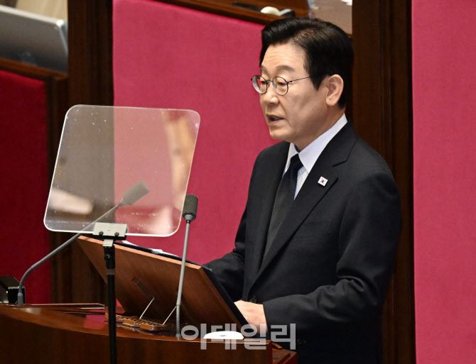[포토]이재명, 'AI 3대 강국 도약 위해 10조1천억 원 투입'