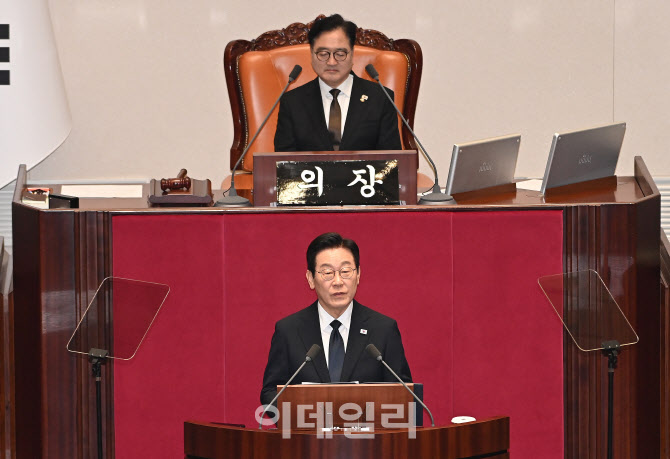 [포토]이재명, 'AI 시대 하루 늦으면, 한 세대 뒤처져…선발 주자 따라잡아야'