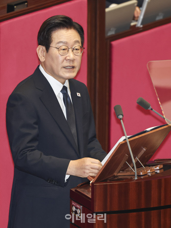 [포토]이재명, '여야, 국민과 나라 위하는 진심 다르지 않아…초당적 협력 부탁'