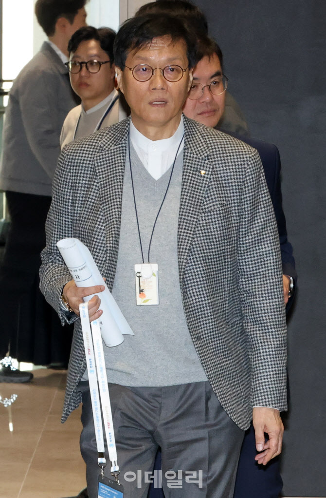 [포토]한국은행-한국금융연구원 공동 컨퍼런스 참석하는 이창용 총재