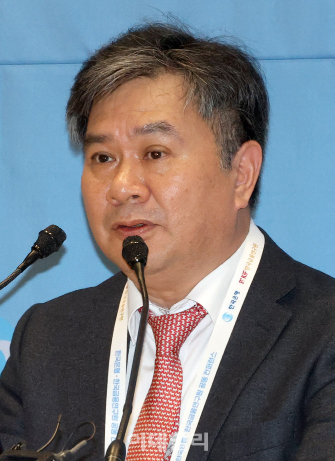 [포토]환영사하는 이항용 한국금융연구원장
