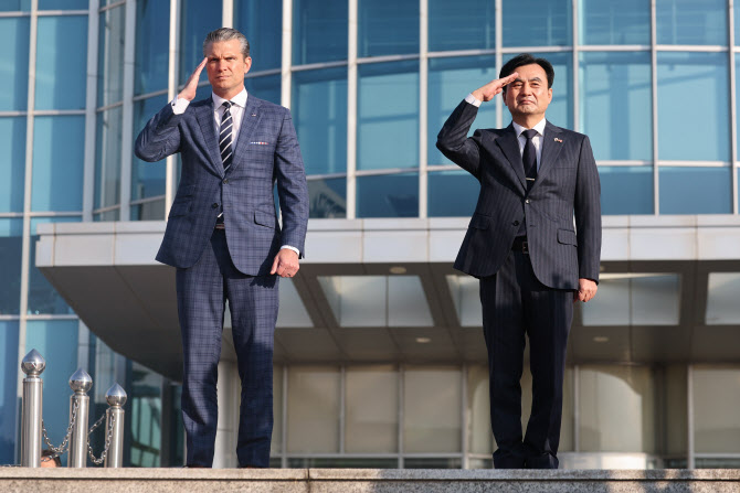 美전쟁부 장관 "한국 핵잠수함 도입 적극 지원할 것"