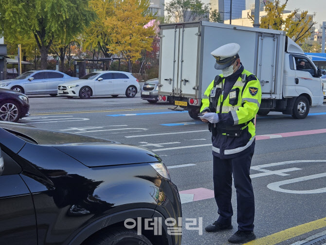 "삑- 거기 서세요"…출근길 꼬리물던 트럭, 딱 걸렸다 [르포]
