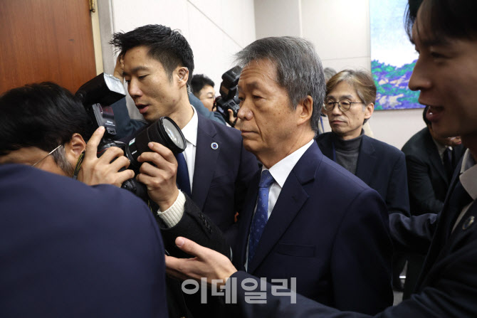[포토]국정감사, '퇴장 조치 당하는 김용원 상임위원'