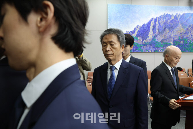 [포토]국정감사, '퇴장 당하는 김용원 상임위원...증인선서 거부'