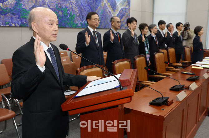 [포토]국정감사, '선서하는 안창호 국가인권위원장'