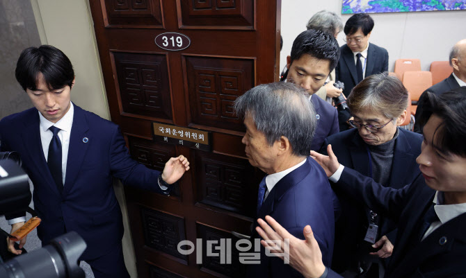 "선서 혼자 하겠다" 김용원 인권위 상임위원, 국감서 퇴장 조치