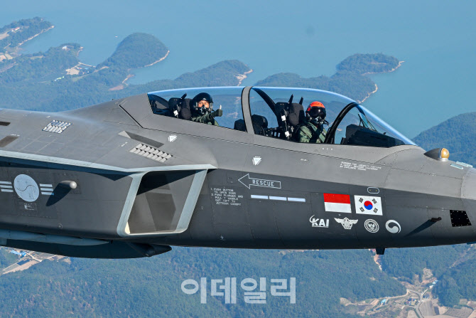 공군총장, 취임 첫 지휘비행기로 KF-21 선택…"5세대 가까운 명품전투기"