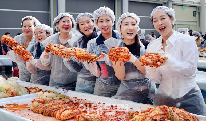 [포토] 평창고랭지 김장축제 김치담그기