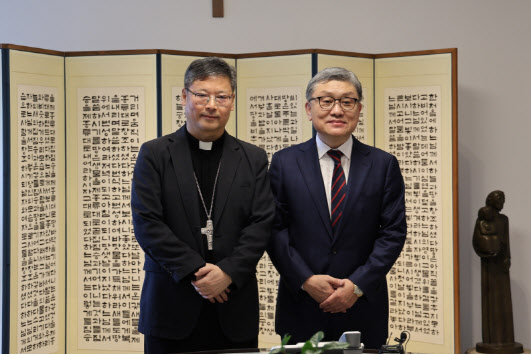 정순택 대주교, 신형식 교황청대사 접견