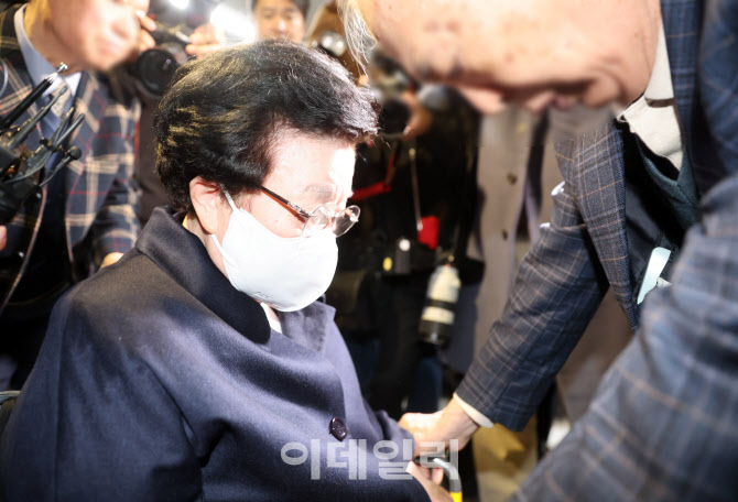 [포토]'금거북이 매관매직' 이배용 전 국교위원장 특검 출석