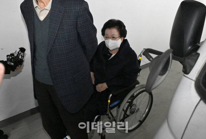 [포토]취재진 피해 주차장에 몸 숨긴 이배용 전 국가교육위원장