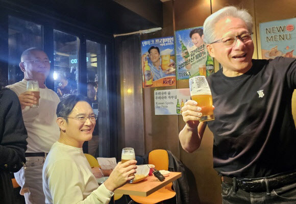 ‘젠슨 황’ 덕 본 깐부치킨, 돌연 신규 가맹 ‘올 스톱’ 선언한 이유?