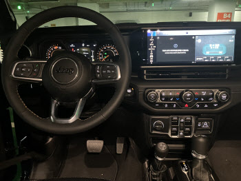 묵직함과 강인함의 끝판왕 '지프 랭글러 사하라'