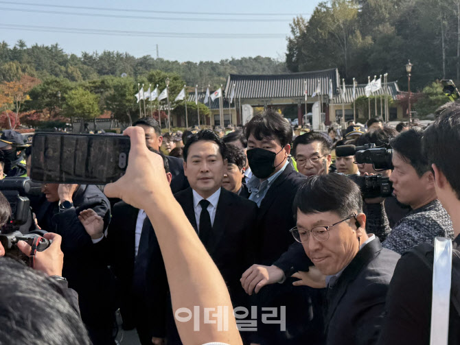 "호남과 동행하겠다"는 장동혁…“떠나라” 외친 시위대에 막혀 참배 무산