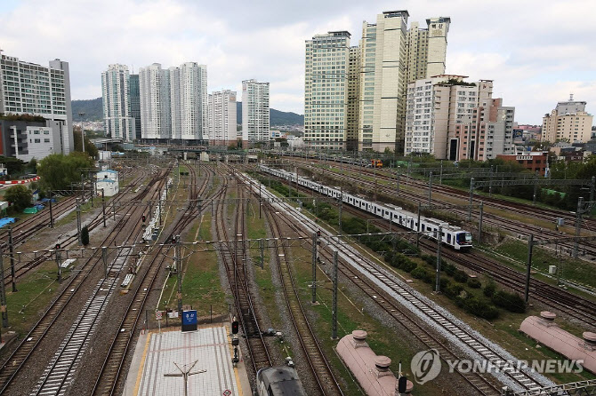 용산역 화물열차 궤도 이탈…경의중앙선 무정차 통과