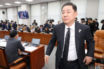 '배치기' '김현지 서열 위'…아수라장 된 운영위 국감(종합)