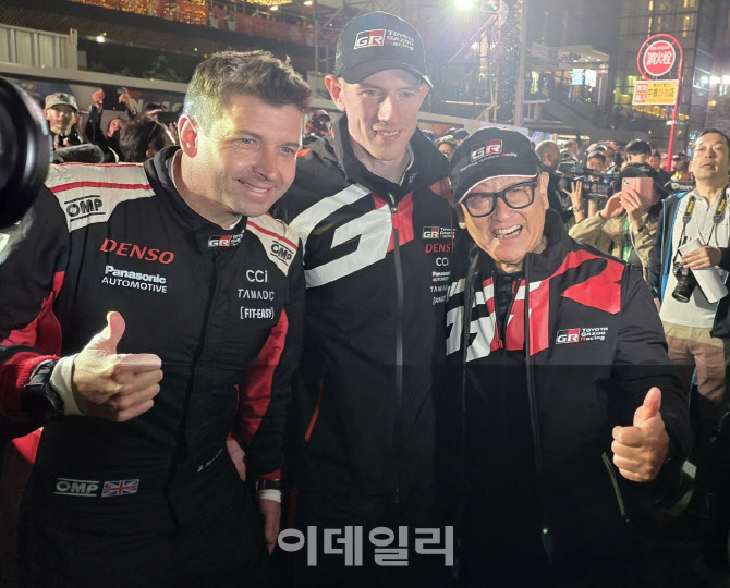 [르포]2025 WRC '일본 랠리' 개막…아키오 회장, 선수들 만나 '엄지 척'