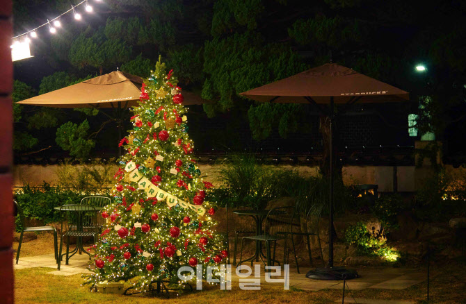 스타벅스 매장에 크리스마스 분위기 물씬