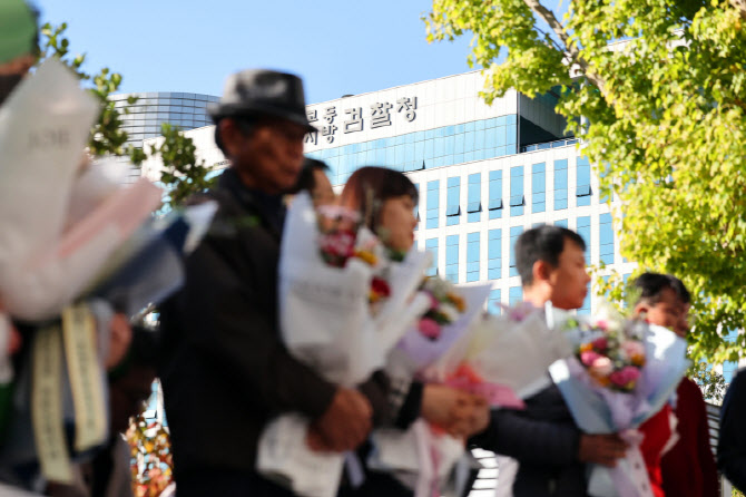 '청산가리 막걸리 수사 지휘' 김회재, 정계은퇴 요구 일축