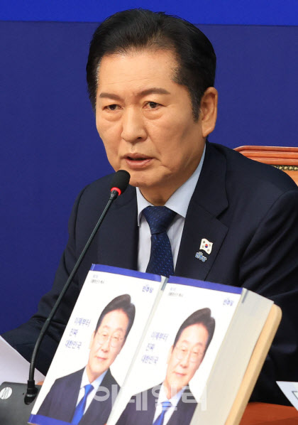 정청래, 취임 100일 기자간담회 않는다…대신 유기견 봉사활동